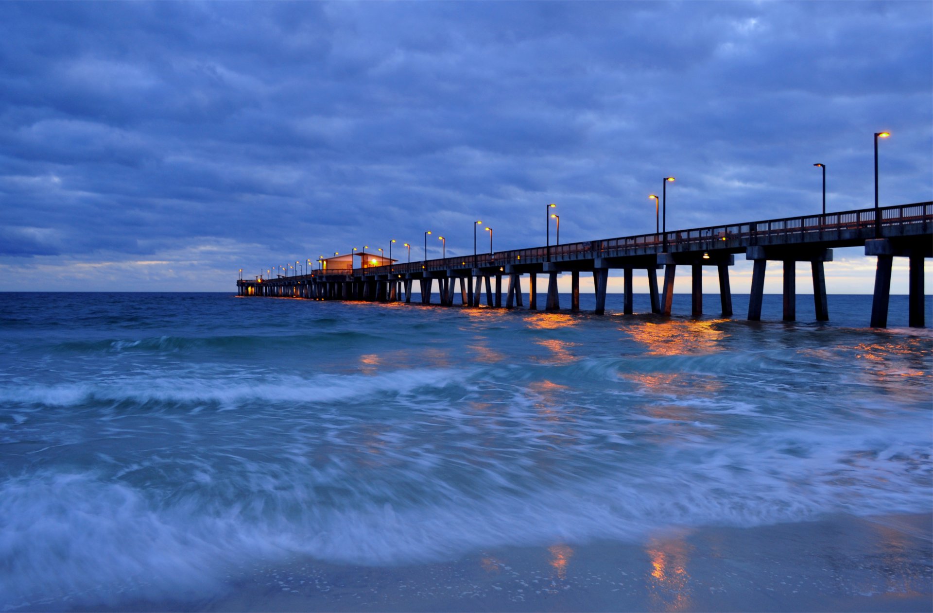 noche azul cielo nubes mar surf costa puente muelle luz luces linternas