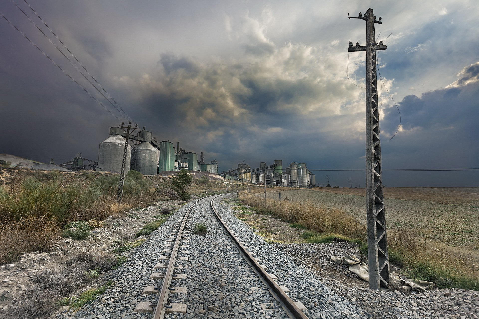 route poteau usine nuit paysage