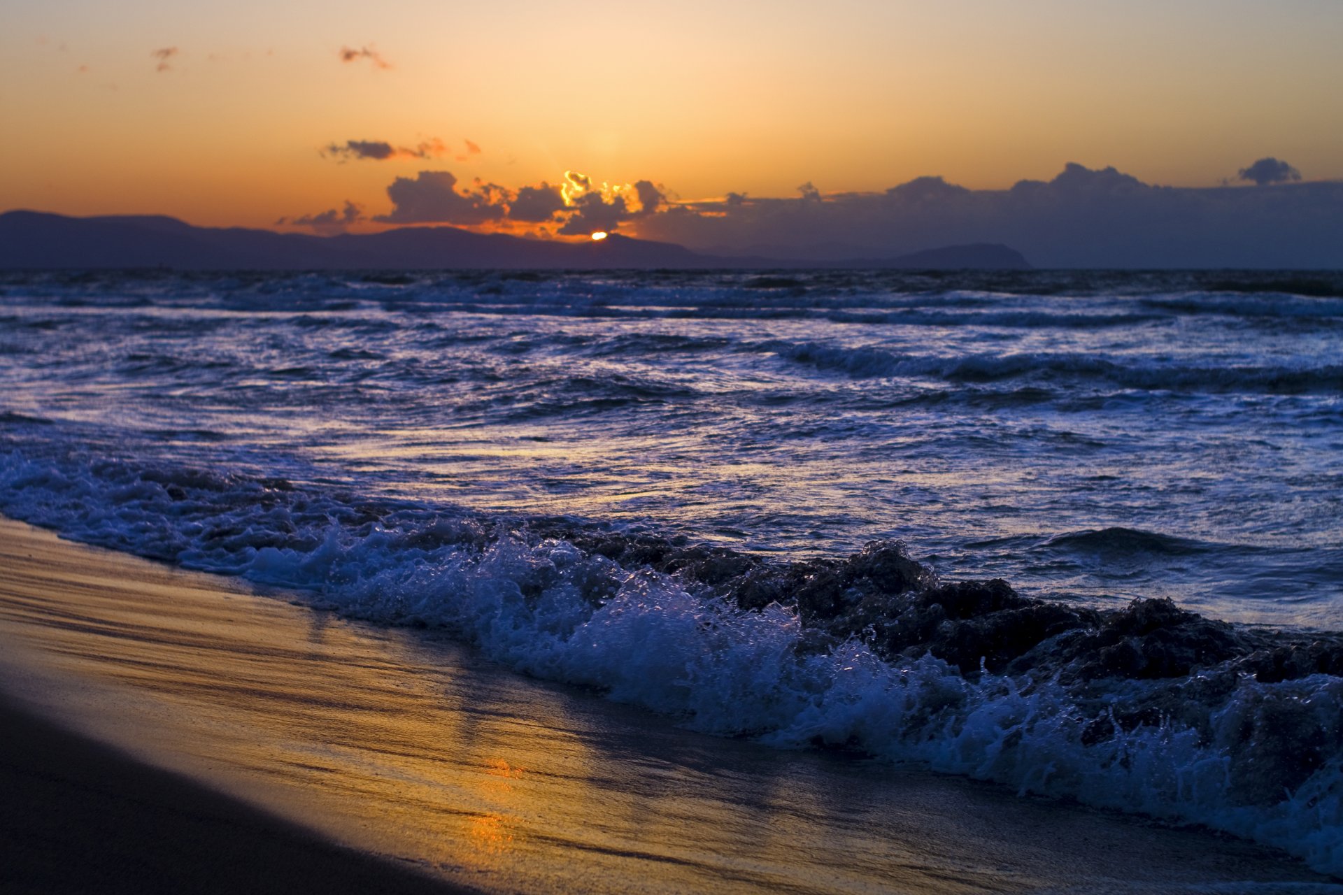 meer wellen wasser ufer sand strand küste horizont ferne sonne wolken himmel sonnenuntergang abend natur landschaft