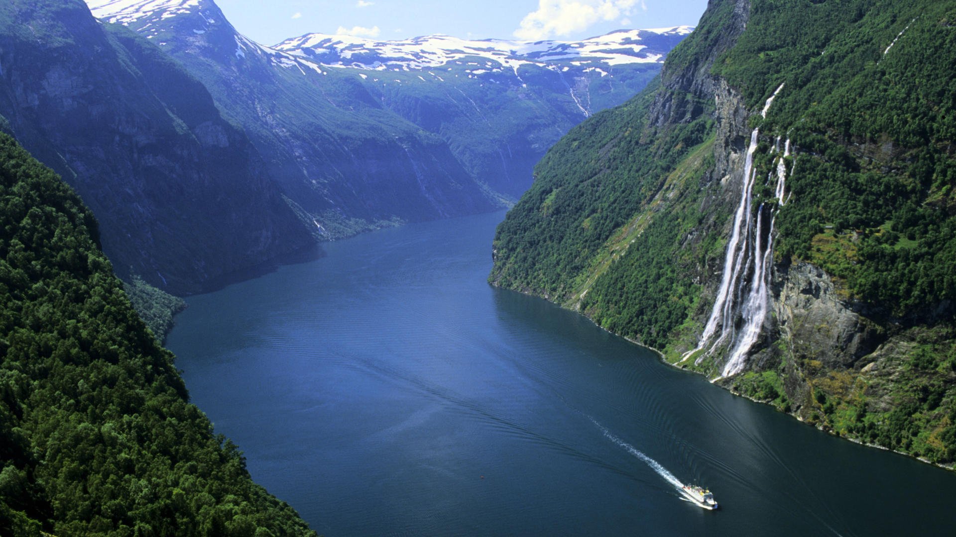 norwegia fiord góry śnieg łódź las wodospad