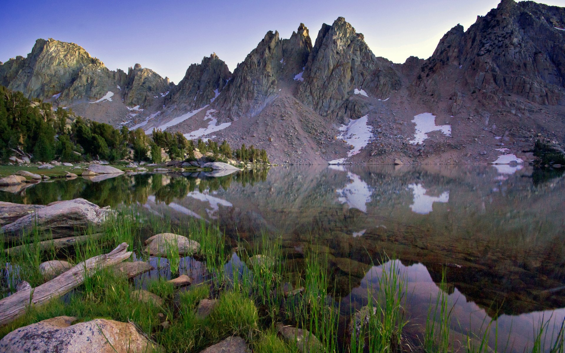 paysage nature montagnes lac eau réflexion herbe pierres ciel neige arbres 2560x1600