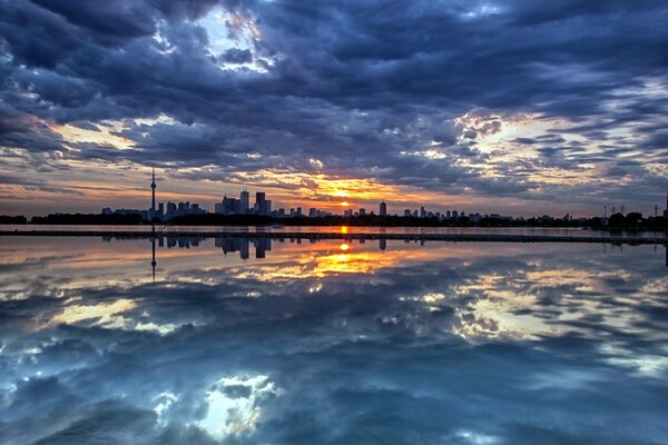 Paisaje de puesta de sol de la ciudad de la tarde