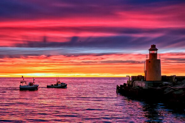 Hermosa puesta de sol en el muelle de moyac