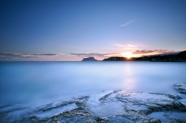 Puesta del sol y el azul del mar