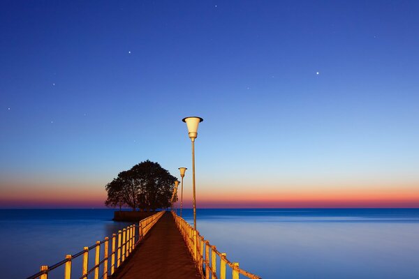 Pont sortant dans la mer bleue