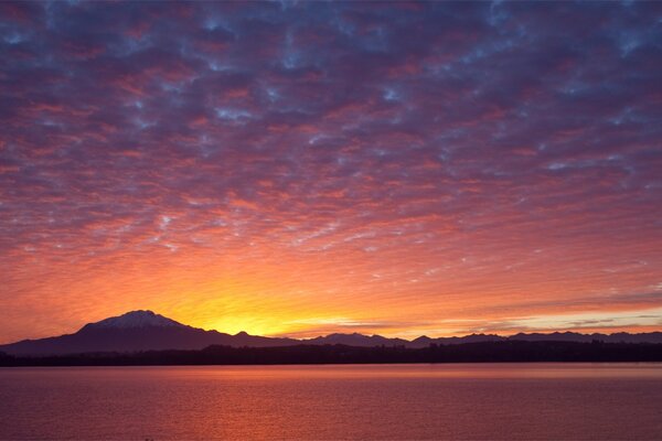 Schöner Sonnenuntergang in Chile. Weit weg von den Bergen