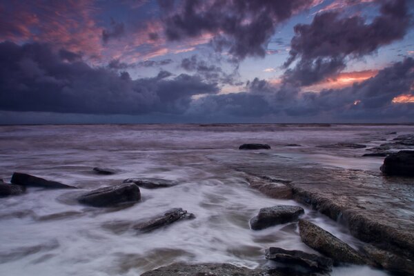 Côte de mer rocheuse le soir