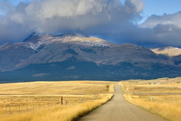 Nuages sombres sur la montagne et la route