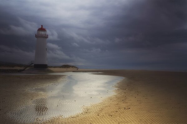 Phare anglais sur fond de ciel sombre