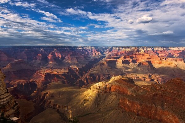 Un Canyon spacieux qui part dans le ciel