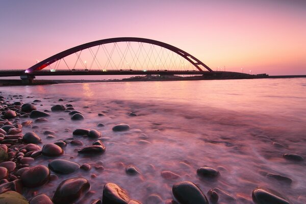 Fehmarnsund puente en rosa puesta de sol