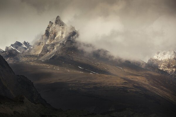 Danse des rochers et des nuages quelque part haut dans les montagnes