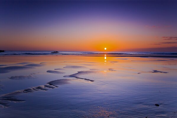 Delizioso tramonto sul mare serale