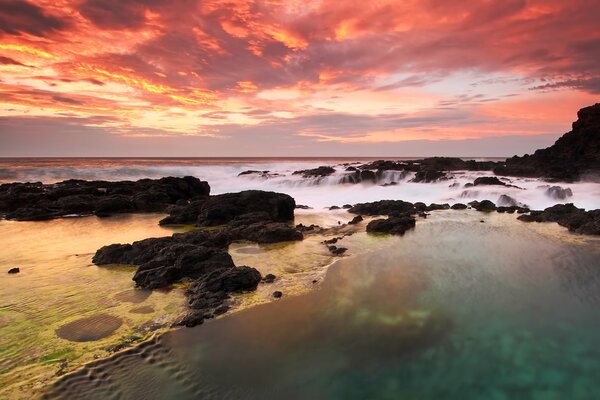 Costa rocciosa Dell Australia sullo sfondo del tramonto