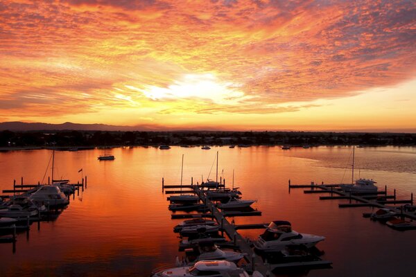 Meer Sonnenuntergang am Ufer mit Yachten