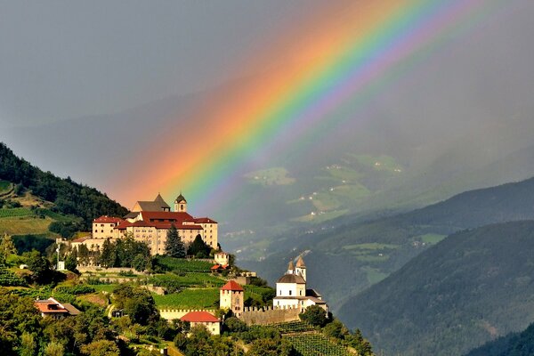 Paesaggio con castello in montagna e arcobaleno