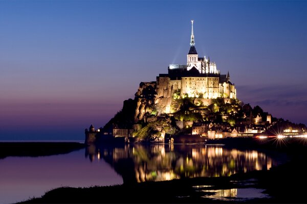 Château dans les lumières sur une petite île