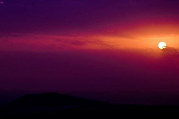 Soleil couchant dans le ciel