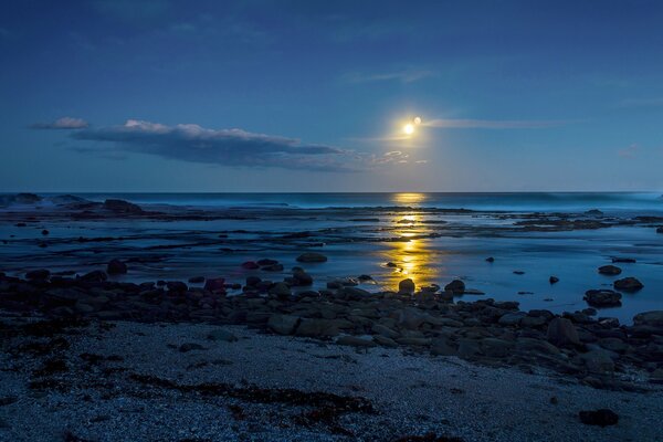 Lo splendore della Luna Nel riflesso del mare