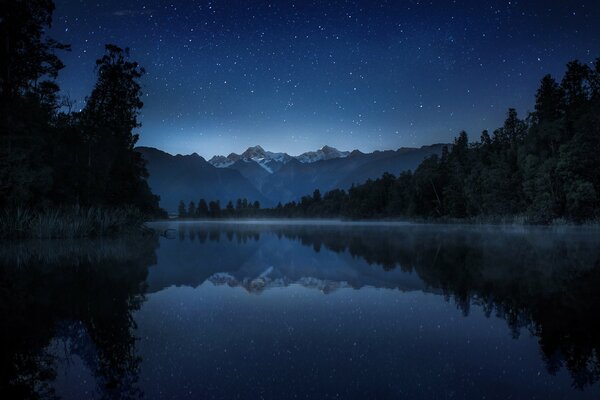 Por la noche, el lago y las montañas en nueva Zelanda son hermosas