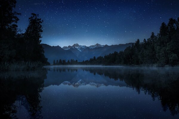 Nocą jezioro i góry w Nowej Zelandii są piękne