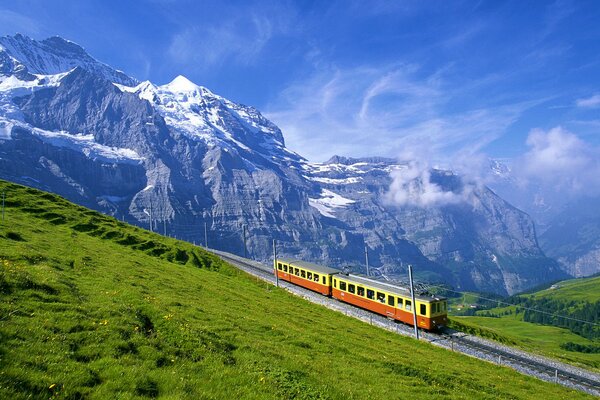 Ferrocarril tendido en los Alpes