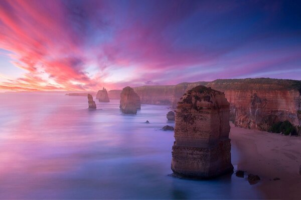 Relief rocheux dans la lumière rose du coucher du soleil