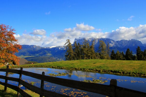 El otoño dorado ha llegado. El contraste del río y las montañas en una sola imagen