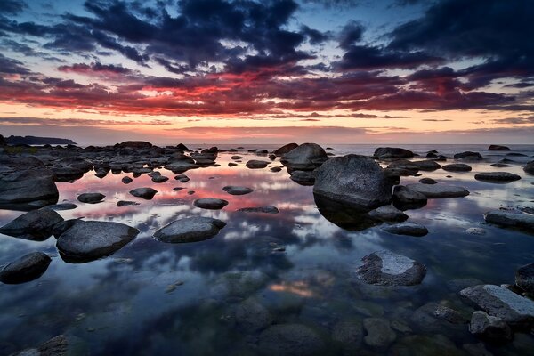 Le ciel effrayant se reflète dans la mer