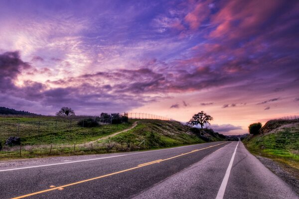 Bellissimo tramonto in un lungo viaggio