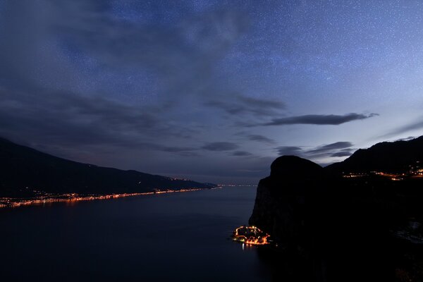 Nachtlichter an der italienischen Küste