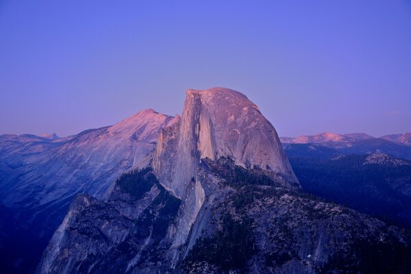 Rocher de granit de Half Dome au coucher du soleil