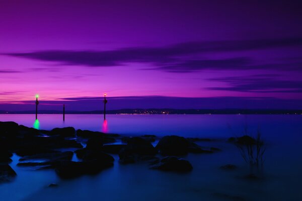 Ciel violet . Coucher de soleil sur la mer