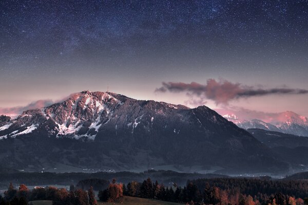 La Via Lattea e le montagne sono visibili nel cielo