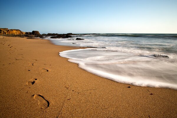 Powietrzna piana morska uderza w piasek