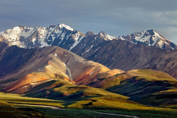 Montagne innevate e Valle con colline