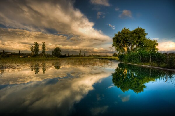 Naturaleza nocturna con lago