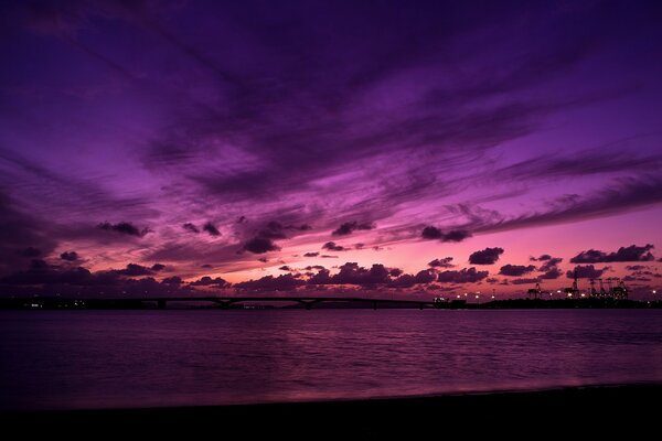 Puesta de sol sobre el mar luces visibles