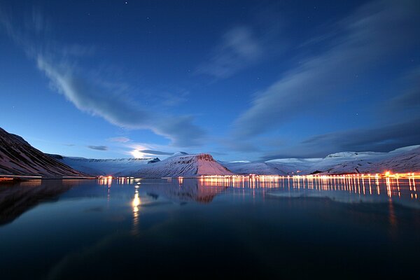 Luci della città sul lago serale