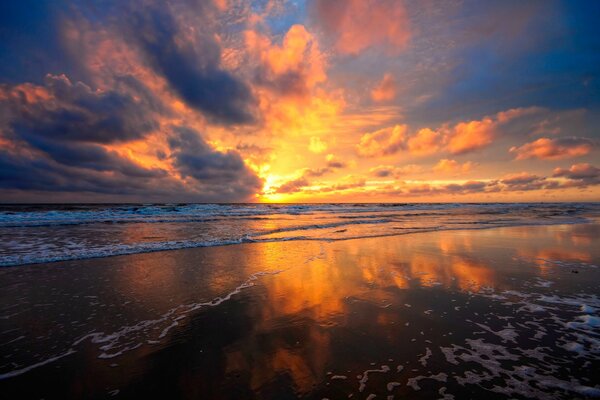 Soleil de feu à l horizon de la mer