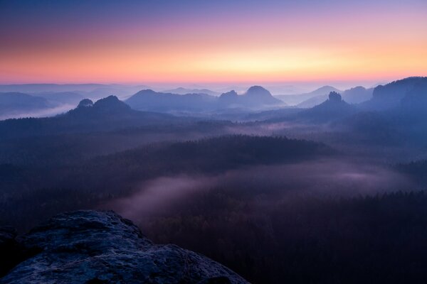 Montañas serenas en el fondo del amanecer