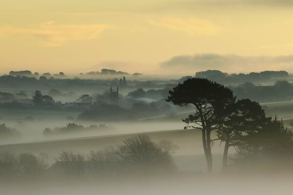 Une ville dans le brouillard de l Angleterre