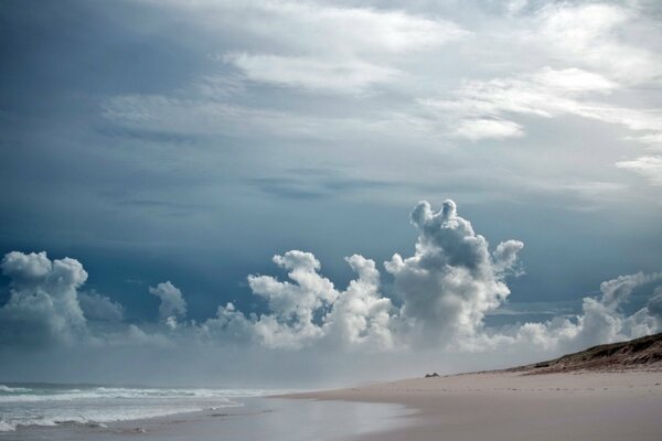 Strand am Meer vor einem Gewitter