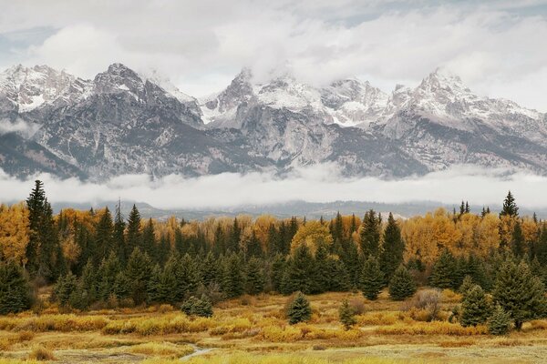 Осенний пейзаж белоснежных гор