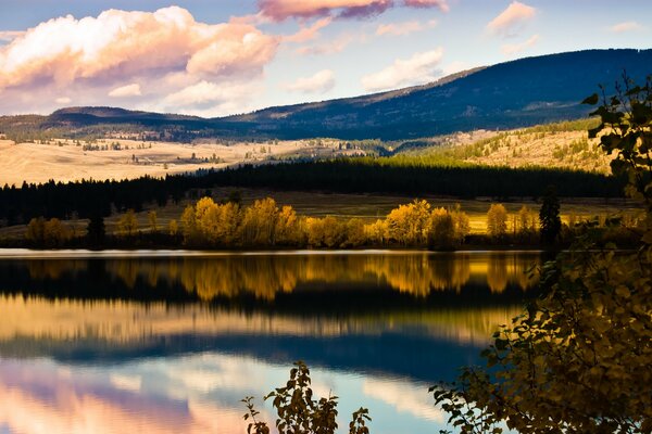 Fluss und Berge im Sommer. Das Spiel der Kontraste. Schönes Bild