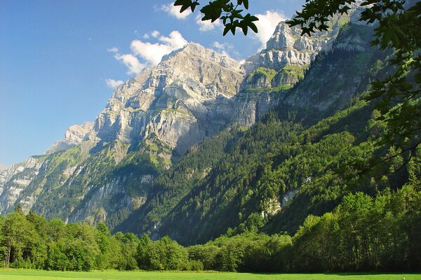 Montañas, verano, cielo azul-la belleza de la naturaleza