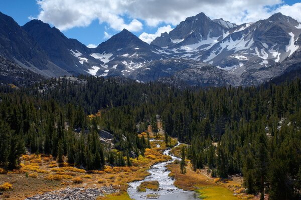 Un arroyo que se aleja de las montañas