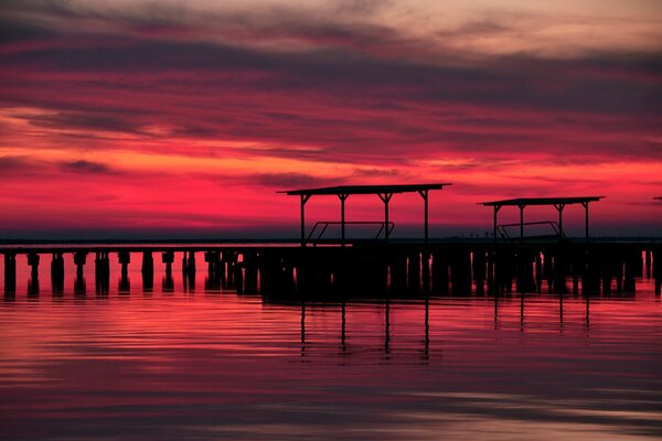 Pier auf Sonnenuntergang Hintergrund