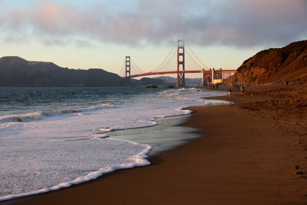 US-Strand vor dem Hintergrund der Golden Gate Bridge