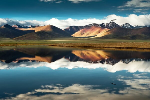 Lago y montañas en el Tíbet reflexión